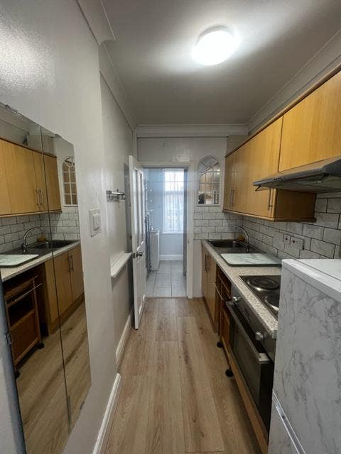 Studio Flat in Northumberland Avenue, Isleworth Main Photo
