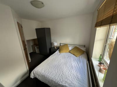 Spacious Double Rooms – Available Main Photo