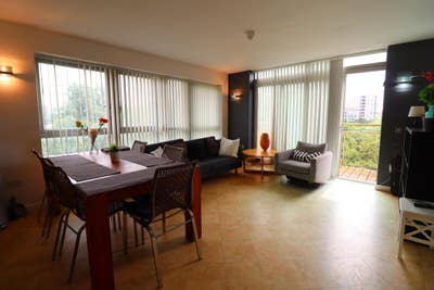 🌟Luxury in Greenwich–Living Room-Balcony🌟 Main Photo