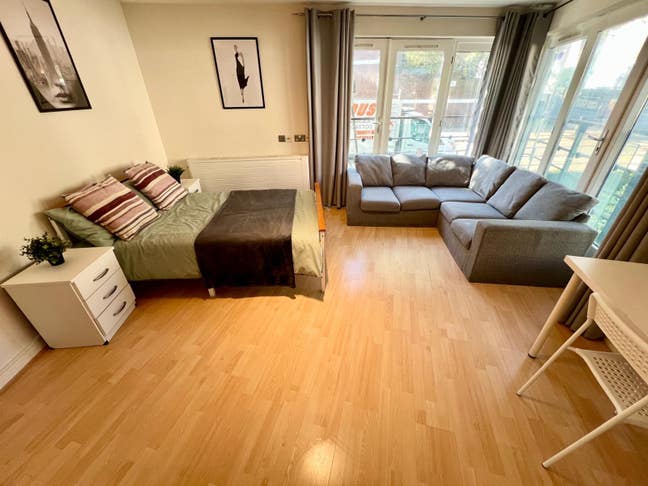 Lovely double room - female flatmates Main Photo