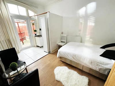 Studio Flat Available In Kingston (BILLS INC) Main Photo