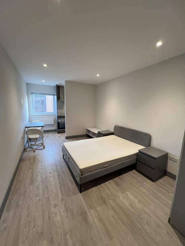 A lovely refurbished studio apartment Main Photo