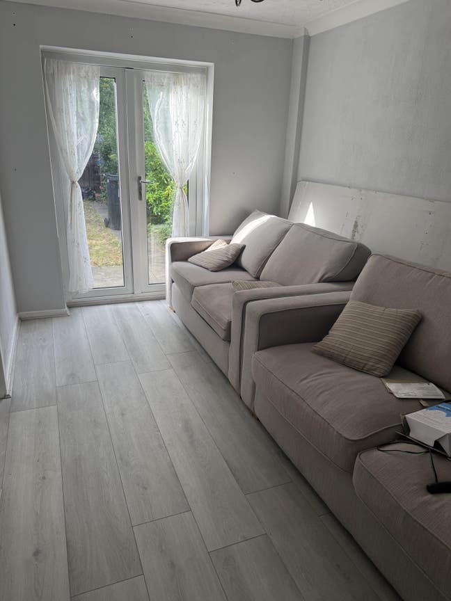 Double bedroom with walk in wardrobe 15min town  Main Photo