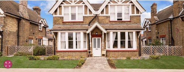 2 Bed Flat with en suite & open Garden Living area Main Photo