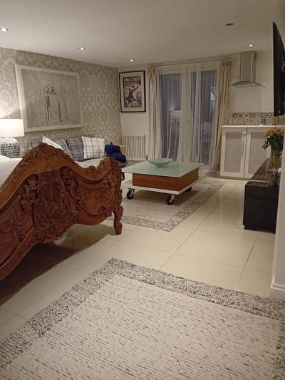 A very large spacious furnished room/en-suite Main Photo