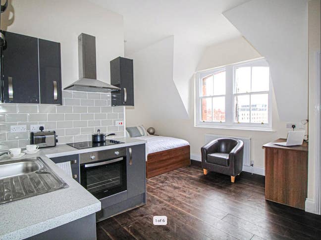 Lovely Studio Flat inc WIFI 1st Sep   Main Photo