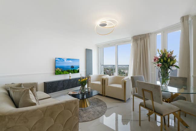 Luxury Light-Filled 2 Bedroom Apartment  Main Photo