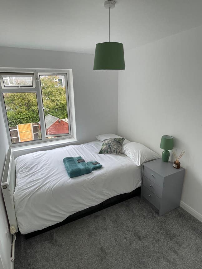 Newly furnished double room incl. all bills Main Photo