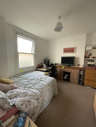 Double room in shared house for professionals Main Photo