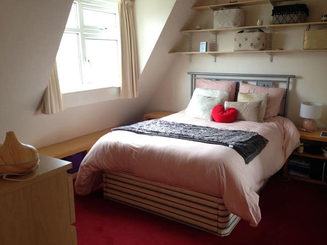 Double room with own bathroom in Wimbledon flat Main Photo