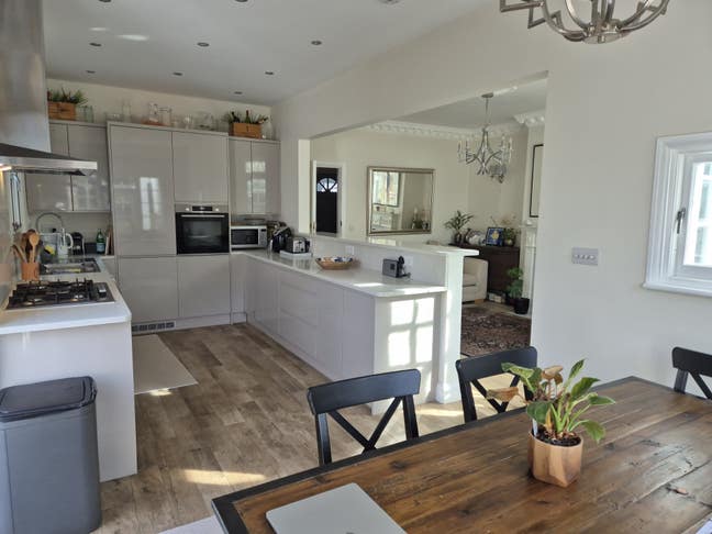 En-suite Double Bedroom- Quiet and  good views Main Photo