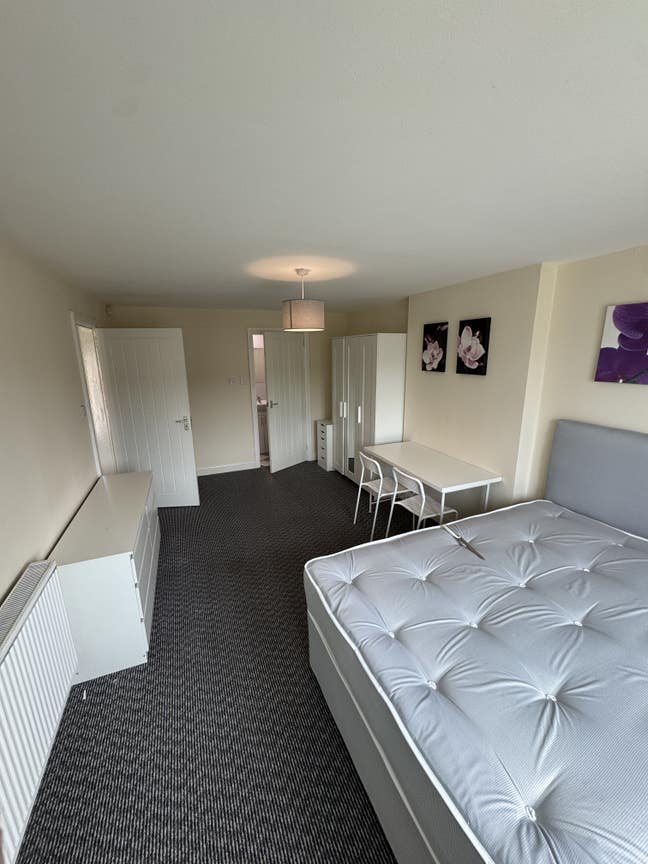 2 rooms available both with en-suite shower-rooms Main Photo
