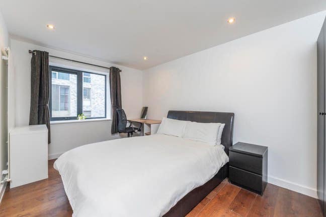 Bright double room with own bathroom in 2 bed flat Main Photo