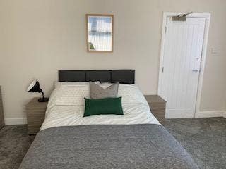 Large 5 Bed Hmo Close to Trainstation Main Photo