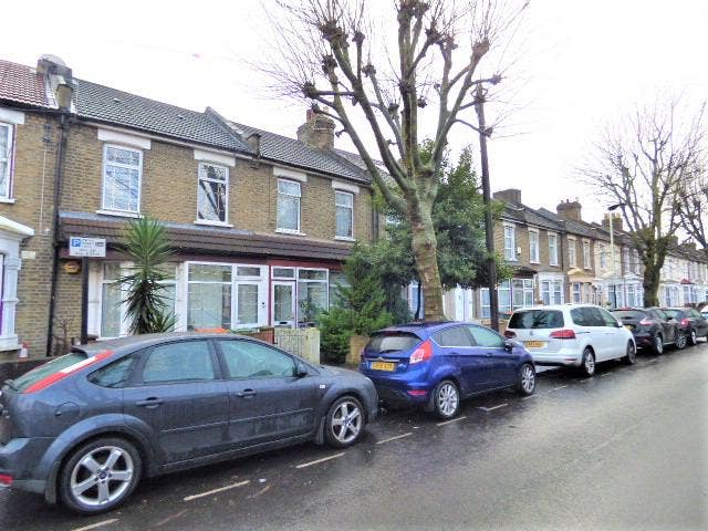 Large four bed house with Garden - Forest gate E7 Main Photo