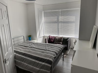 Lovely Double Ensuite Epsom Professional CoLiving Main Photo