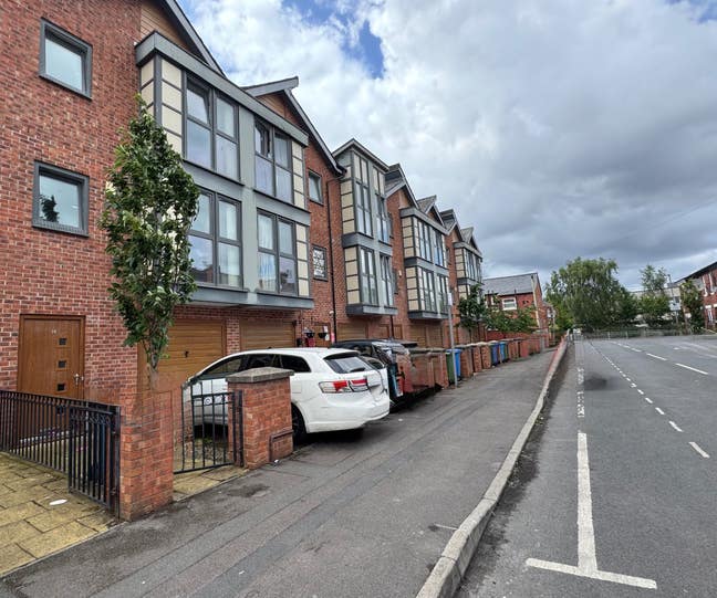 Rooms to Let Available at a Prime Location Main Photo