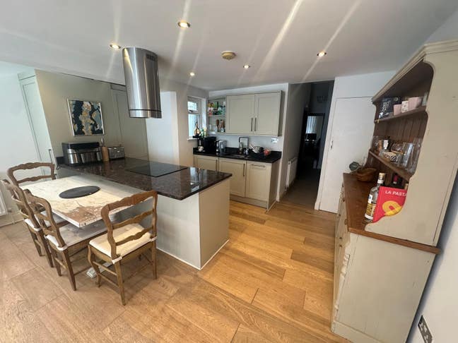 Charming 2-Bed Flat in Quaint Wandsworth Setting Main Photo