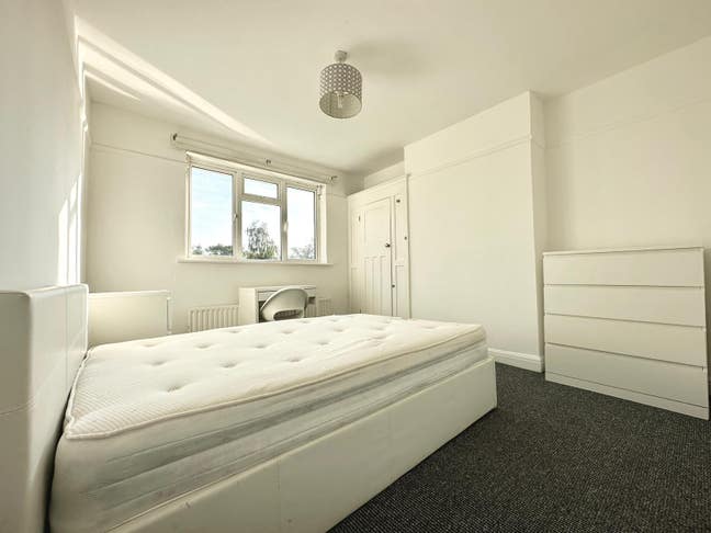 Spacious Bedroom - No Deposit + Bills Included! Main Photo