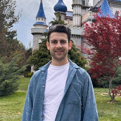 I’m a 32-year-old full-time professional (e... Main Photo