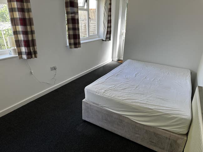 Large double room with ensuite.  Main Photo
