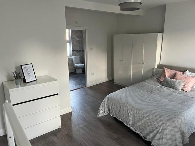 Double en-suite in lovely house share  Main Photo