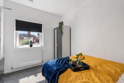 Double room on Duke Street, available now. Main Photo