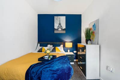 Double room on Duke Street, available now. Main Photo