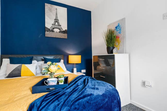 Double room on Duke Street, available now. Main Photo