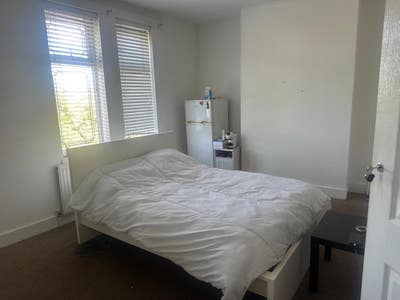 Lovely extra large room to let  Main Photo
