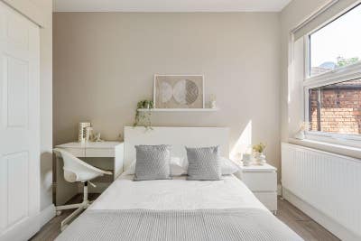 Modern ensuite room in Harrow Main Photo