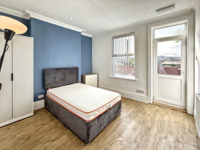 ALL BILLS IN  - 4 Bed, 2 Bath Mature House Share Main Photo