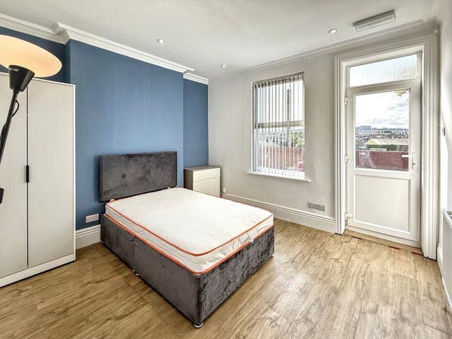 All Bills Included - 4 Bed, 2 Bath House Share Main Photo