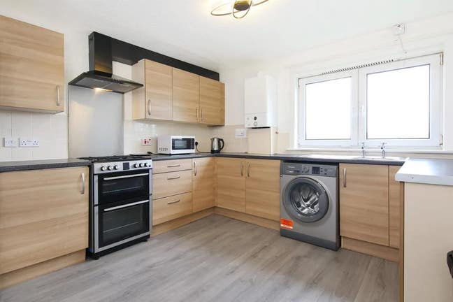 1 rooms available in a 3 bedroom flat in Oxgangs  Main Photo