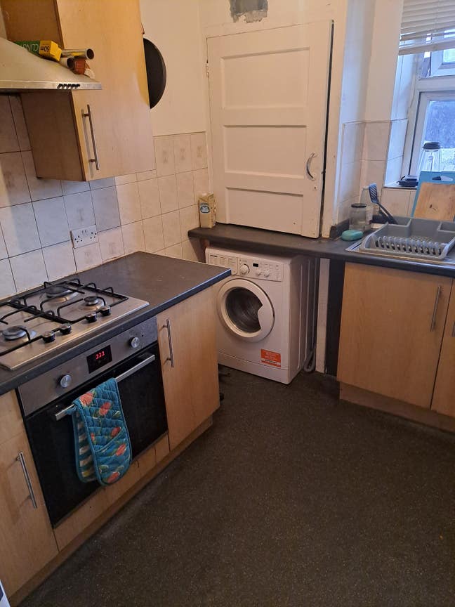 Flatshare in great location near transport and sho Main Photo