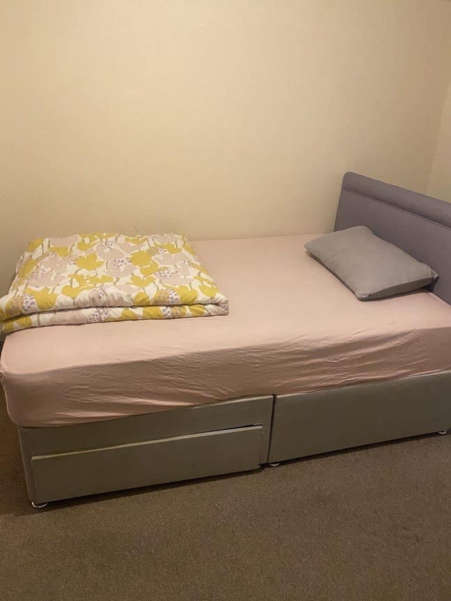 Double bedroom  well looked after spacious house  Main Photo