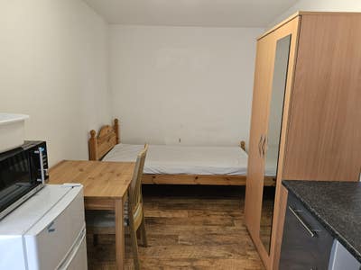 Modern en suite with side access Main Photo