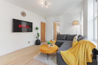 1 bedroom flat in Tooting, Next to Station Main Photo