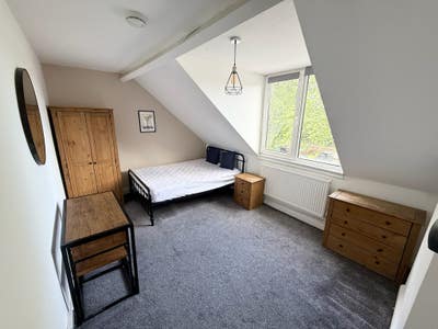 Large room only 10 mins walk to centre  Main Photo