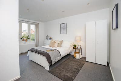Lovely Double Awaiting New Tenant in Mitcham Main Photo