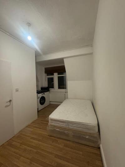 Studio Flat in  Croydon  (CR0) Main Photo