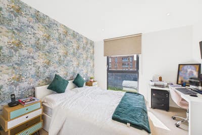 Luxurious Double Bedroom in a Penthouse Main Photo