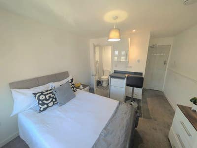 ** Modern En Suite Near Hospital -No Bills To Pay! Main Photo