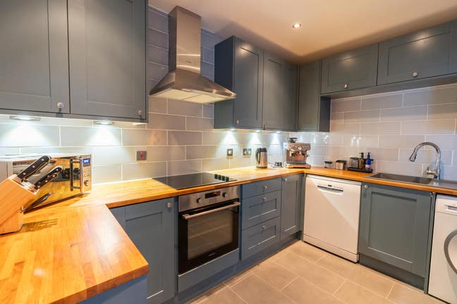 Quiet room in clean, tidy flat. 5 or 7 day let Main Photo