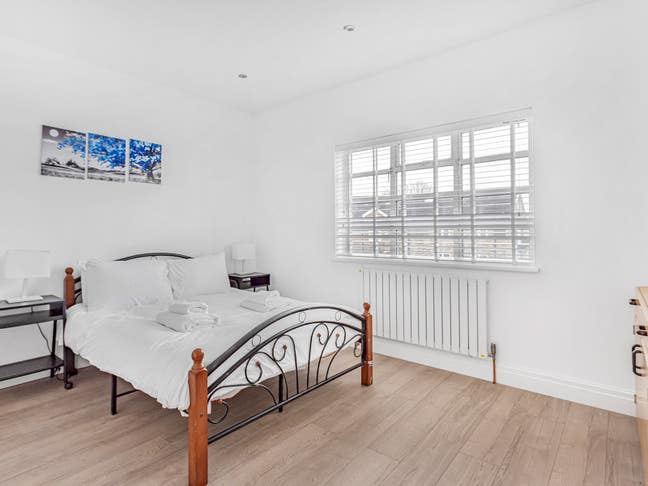 Huge Room Now Available in Isleworth Main Photo