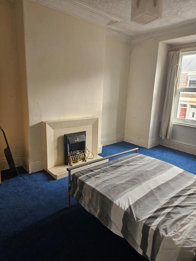 Large double room near Saltwell park Main Photo