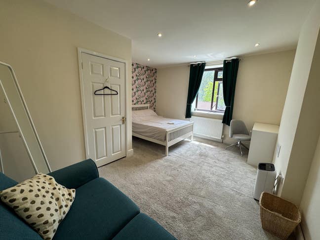 Spacious Double Room in Friendly Family Home Main Photo