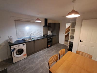 Large Double Bedrooms - Newly Decorated House Main Photo