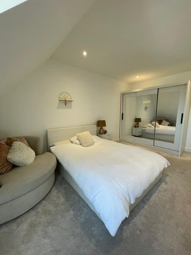 Large double in modern flat 30 minutes from London Main Photo