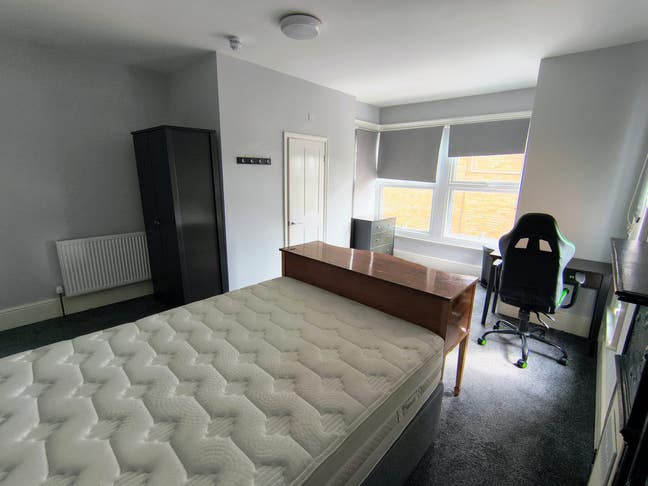 Huge Ensuite in a great house with a great price. Main Photo